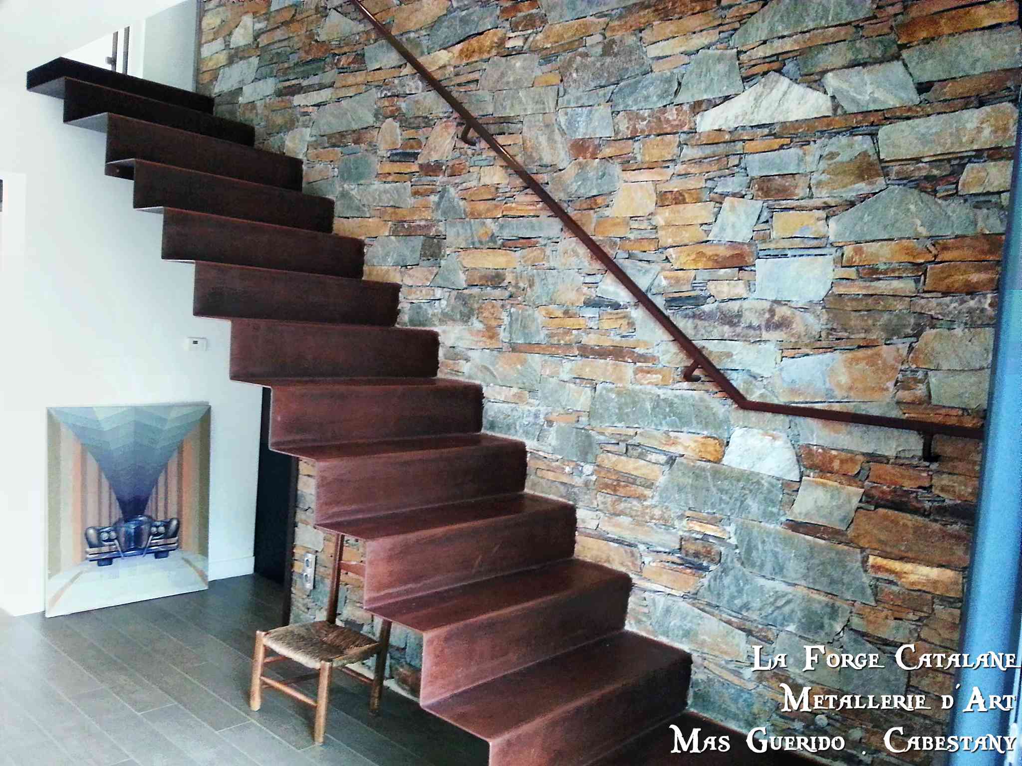 Escalier marches suspendues sans limons apparents en tole pliee forge catalane 7.jpg